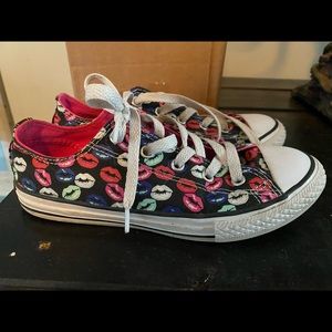 Converse lips girls tennis shoes